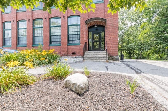 Building Photo - Westbrook 1BD/1BA Condo at Riverfront Loft...