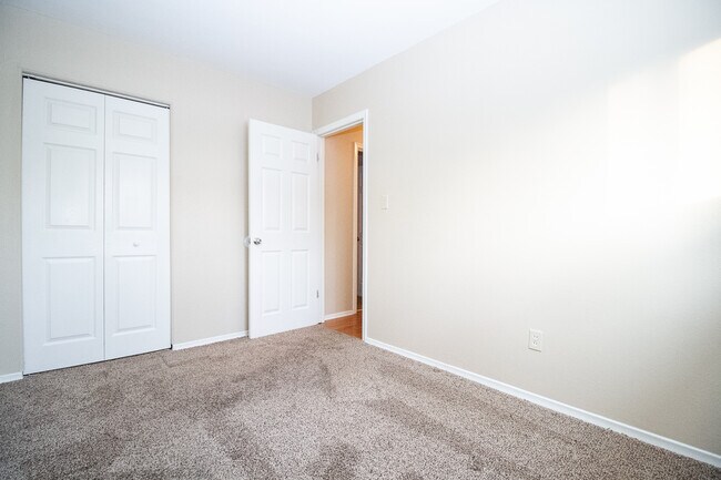 Building Photo - 2038 Airline Ave