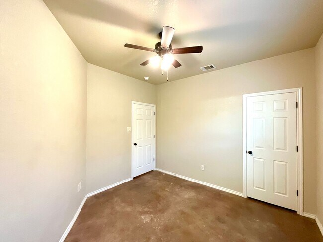 Building Photo - High Ceilings, Fenced Yard & 2-Car Garage – New Braunfels Living!