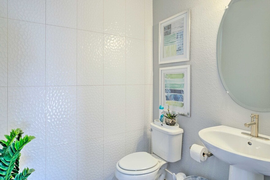 Building Photo - 4260 E Warren Ave