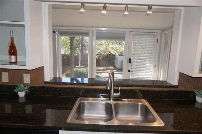 Building Photo - 2210 Lenox Rd NE