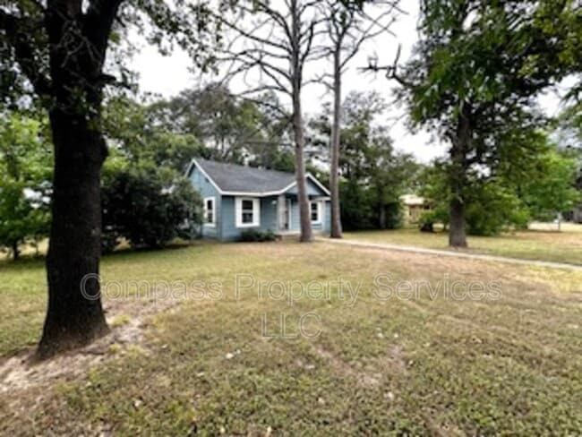 Building Photo - 300 N Oak Dr