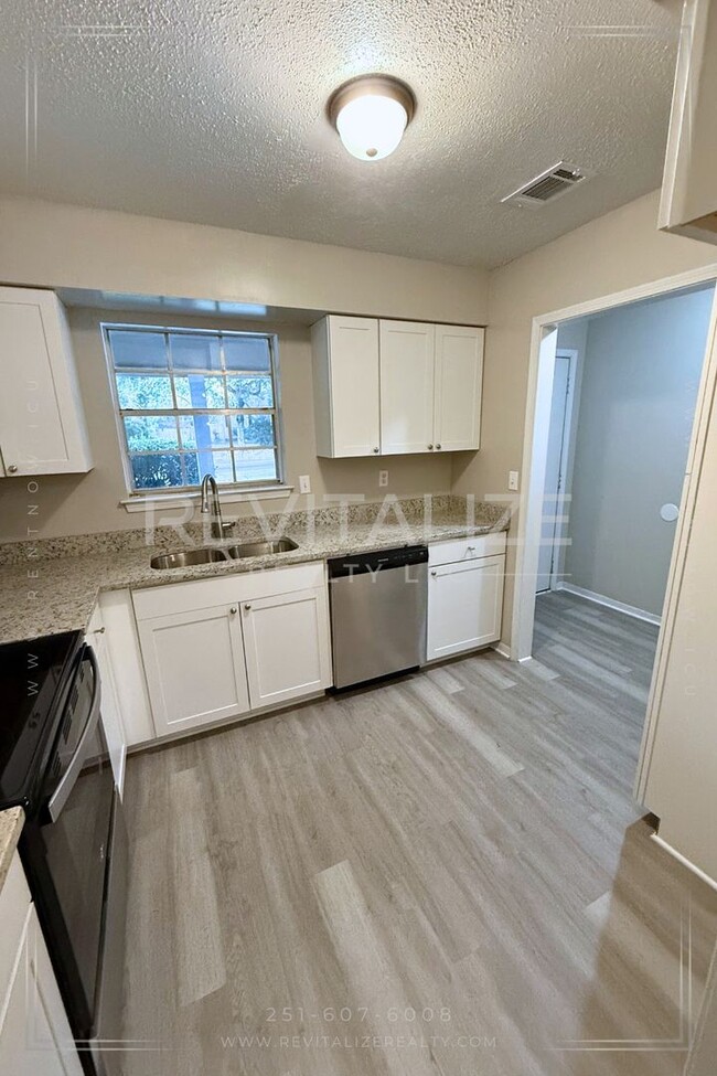 Building Photo - 1/2 Deposit! Renovated 2 Bedroom/1.5 Bathr...