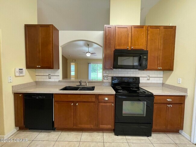 Building Photo - 232 Fountain Lake Blvd