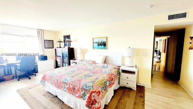 Building Photo - 1800 NE 114th St