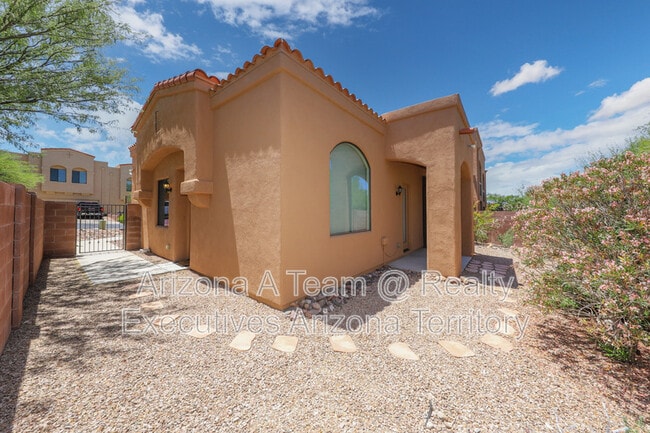 Building Photo - 665 E Weckl Pl