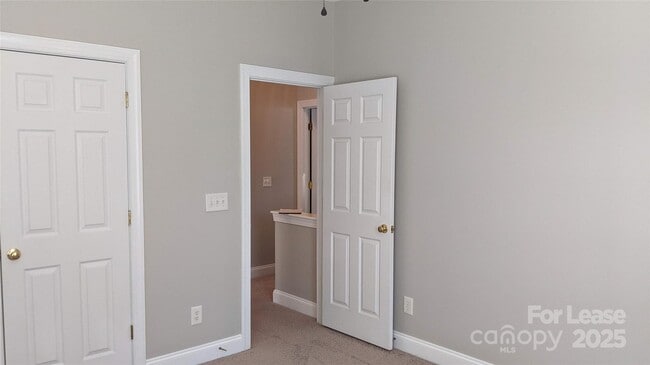 Building Photo - 16007 Kelly Park Cir