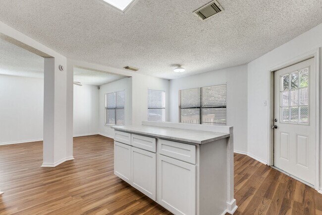 Building Photo - SPACIOUS 4-BEDROOM HOME IN PARKWOOD