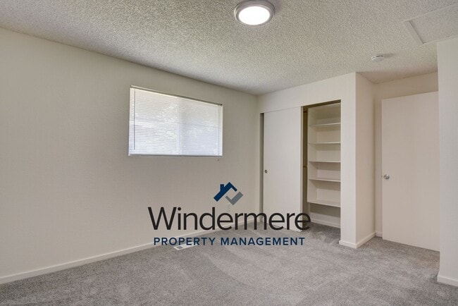 Building Photo - 4 bedroom 3 bathroom pet friendly home