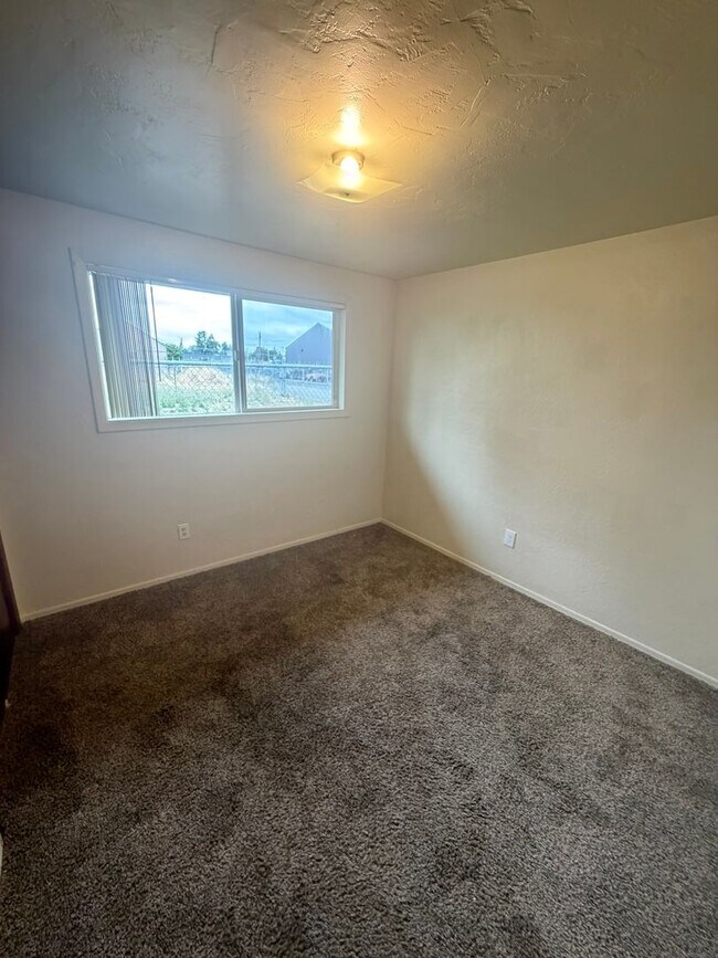 Building Photo - Large Two Bedroom Conveniently located Amenities!