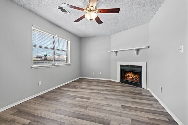 Building Photo - Cozy 2 Bedroom Duplex with Fireplace & Spacious Backyard!