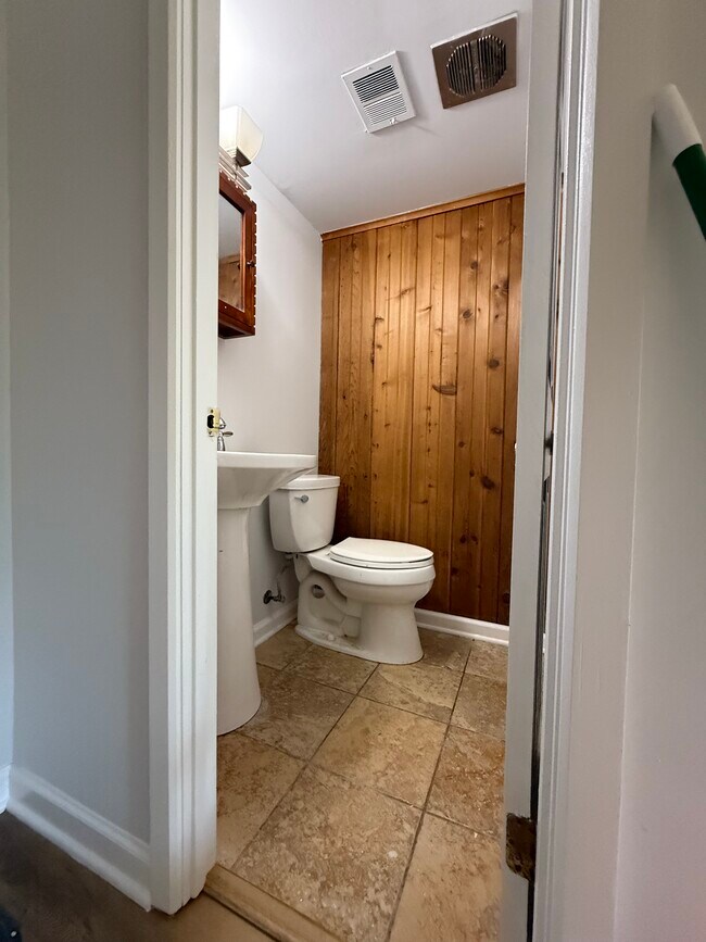 1/2 Bath - 4 Doncaster Ct