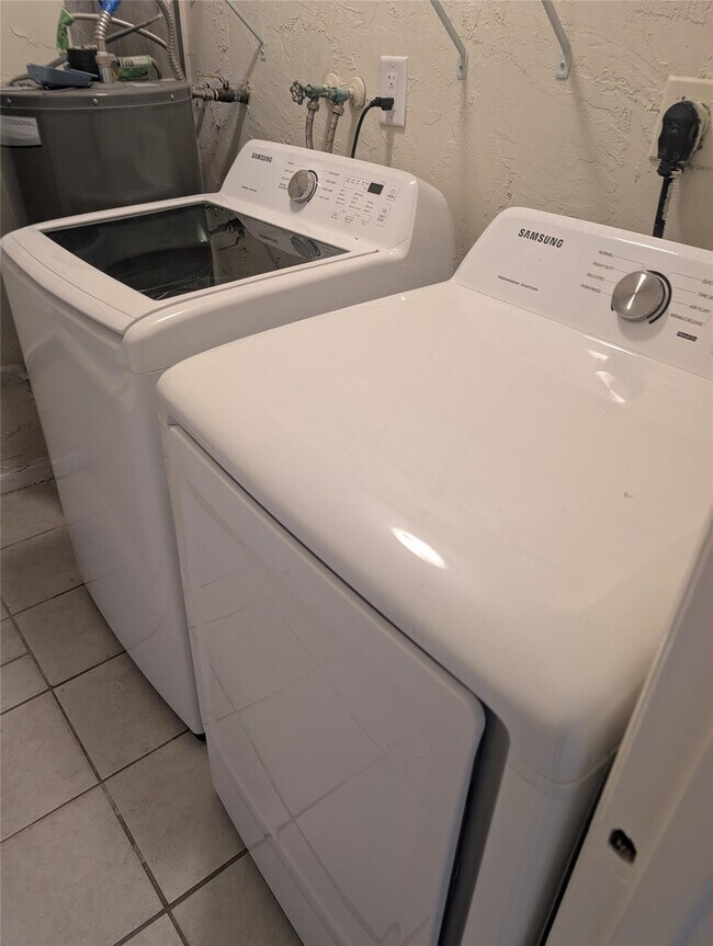 Building Photo - 5820 NW 17th Pl