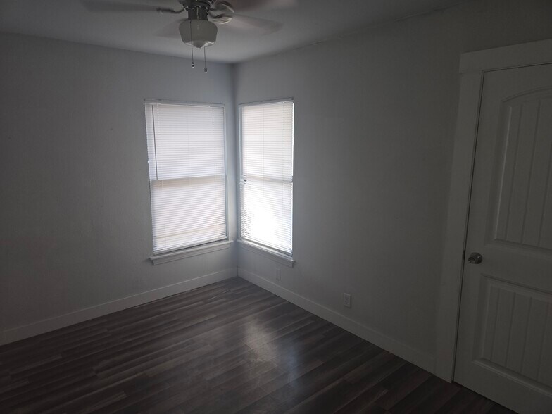 Building Photo - 303 E Amber St