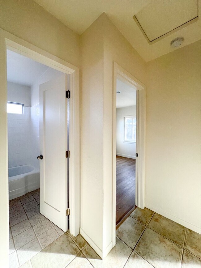 Building Photo - Adorable 2 Bedroom 1 Bathroom Home