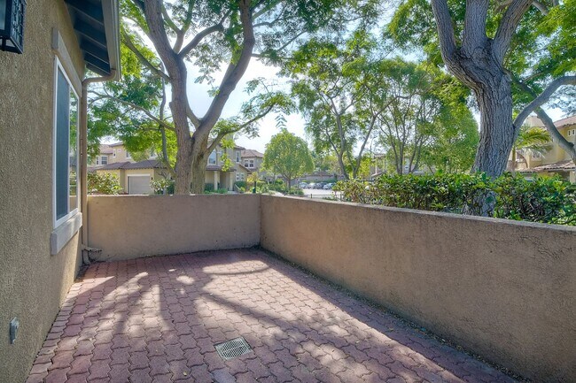 Building Photo - Immaculate Town Home in the Valencia Commu...
