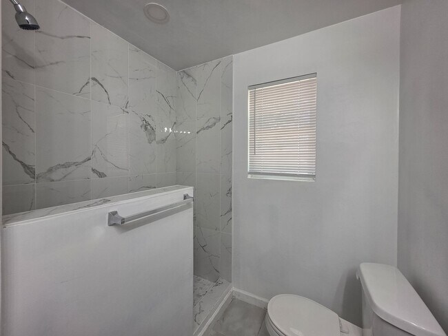 Building Photo - Charming 3-Bed, 2.5-Bath Home in Bethany w...