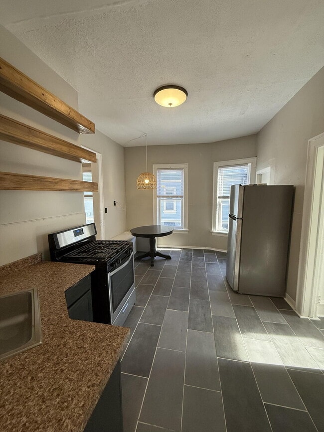 Building Photo - 133 E Lloyd St