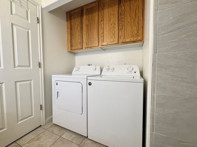 Building Photo - Lakeview Orem Living – 3 Bed Near UVU