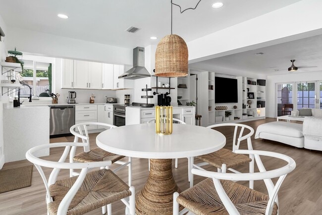 Building Photo - 2233 SE 15th St