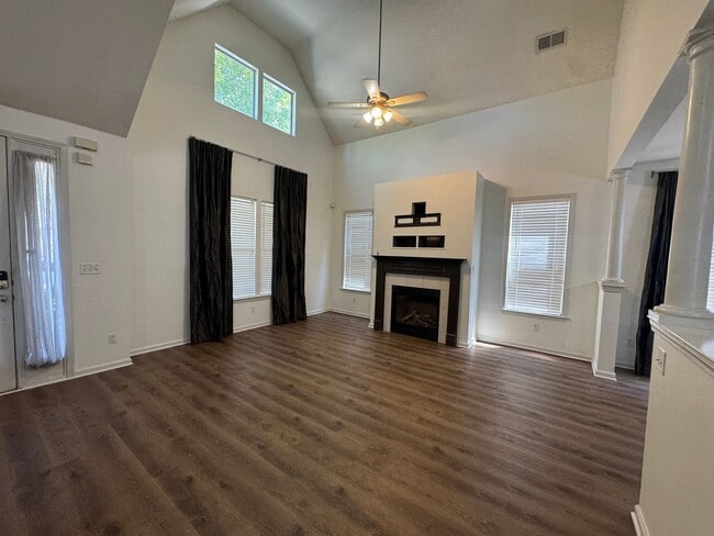 Building Photo - 1343 Island Pl E