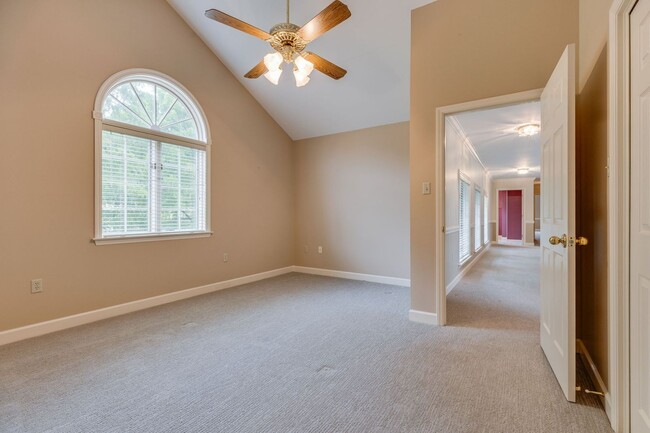 Building Photo - Experience lakefront living at its finest in the heart of East TN