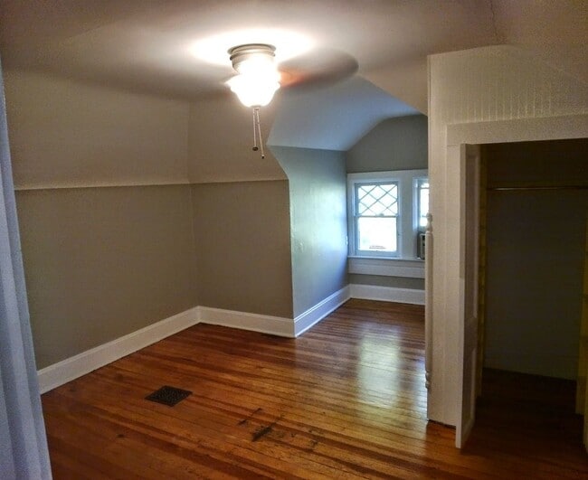 Building Photo - LOCATION LOCATION!! Many restaurants, bout...