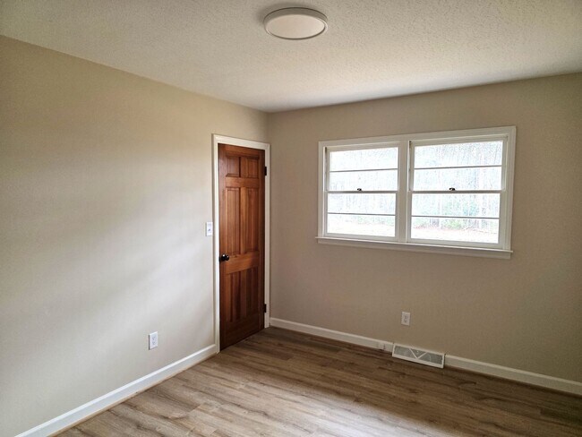 Building Photo - 3 Bed 1.5 Bath Rental Home Mount Airy