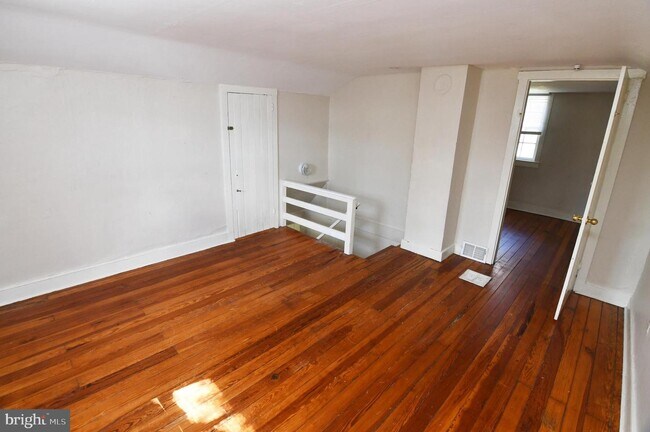 Building Photo - 122 E Monmouth St