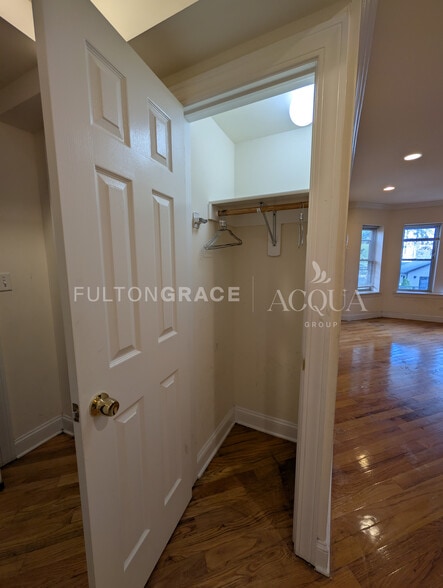 Building Photo - 6937 N Oakley Ave