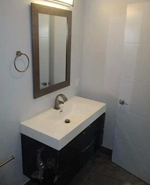 Building Photo - 6848 Encino Ave