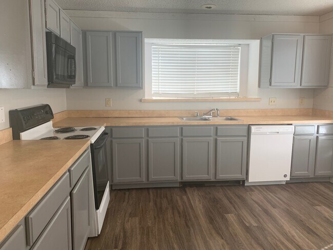 Building Photo - Affordable 3/2 House