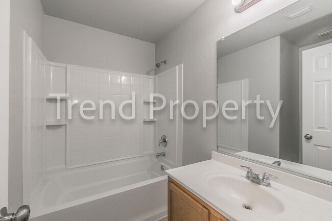 Building Photo - Beautiful Single Story 4 bedroom in Burles...