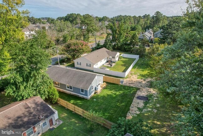 Building Photo - 705 Country Club Rd