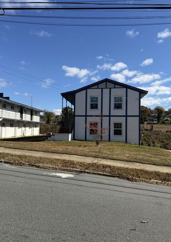 Building Photo - 1437-1459 W. Fourth St. - 12 Unit