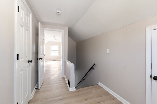 Building Photo - 957 Exeter Rd