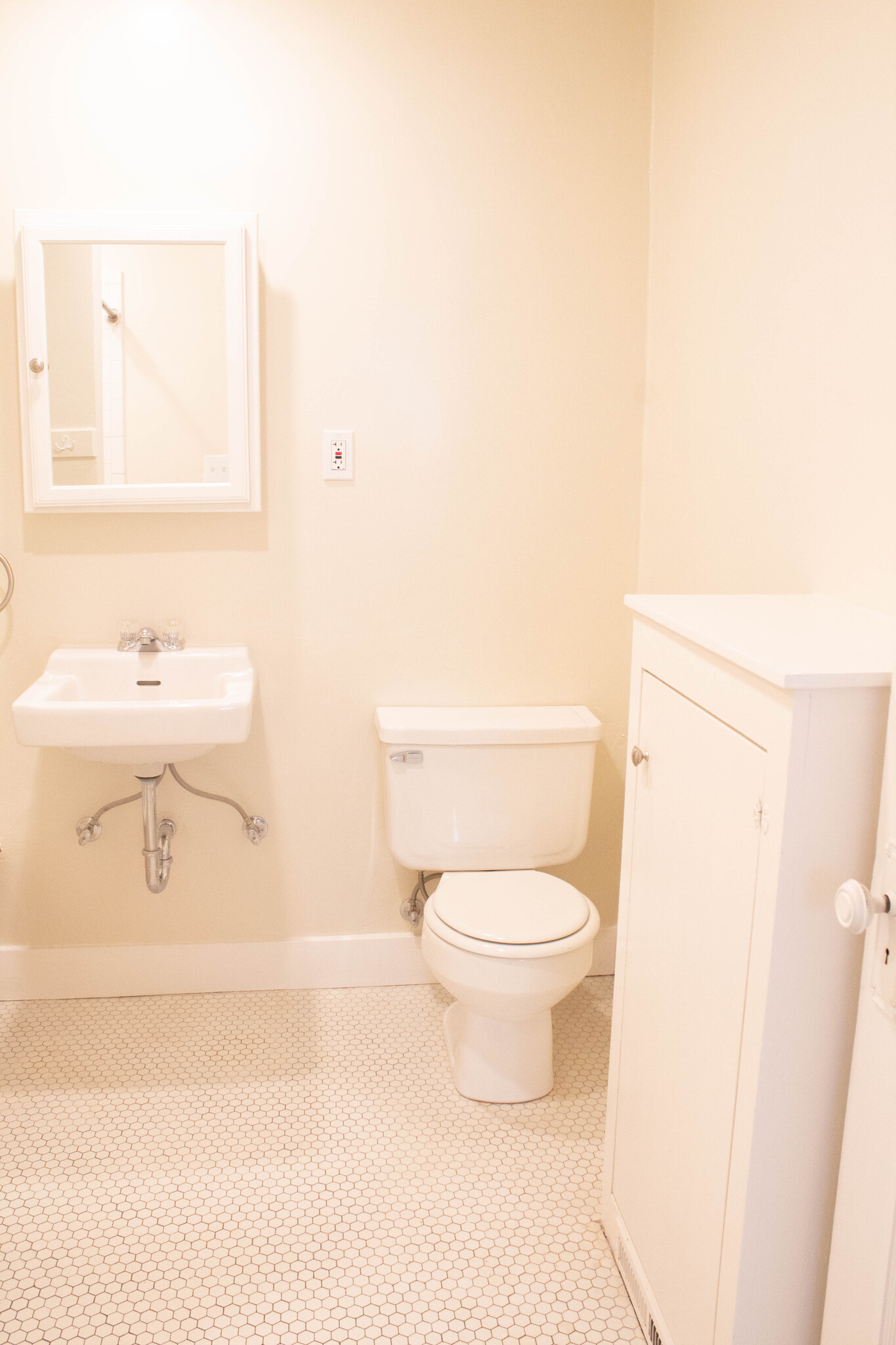 Bathroom with original tile - 2522 Capitol Ave