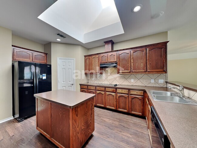 Building Photo - 8000 Bonito Dr