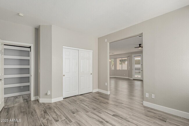 Building Photo - 7033 W Honeysuckle Dr