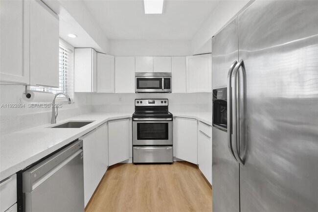 Building Photo - 1601 Bay Rd