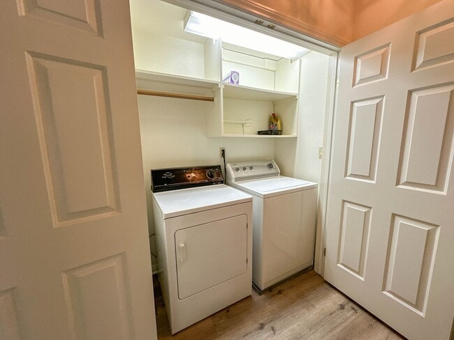 Building Photo - COMING SOON! 2 Bedroom Townhome for Rent in Glendale.