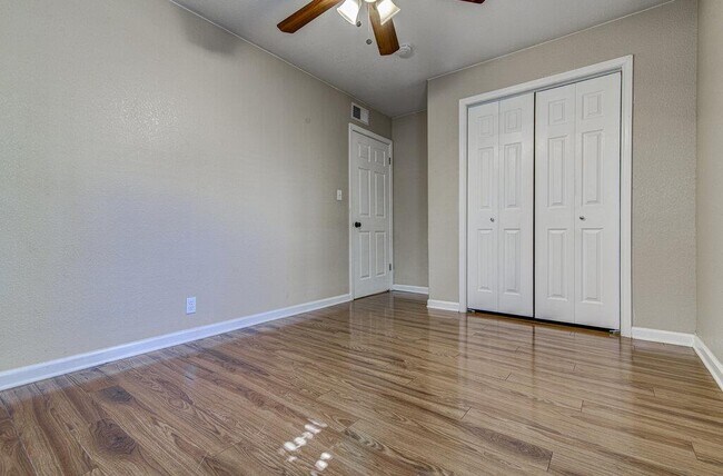 Building Photo - 1410 Kamar Dr
