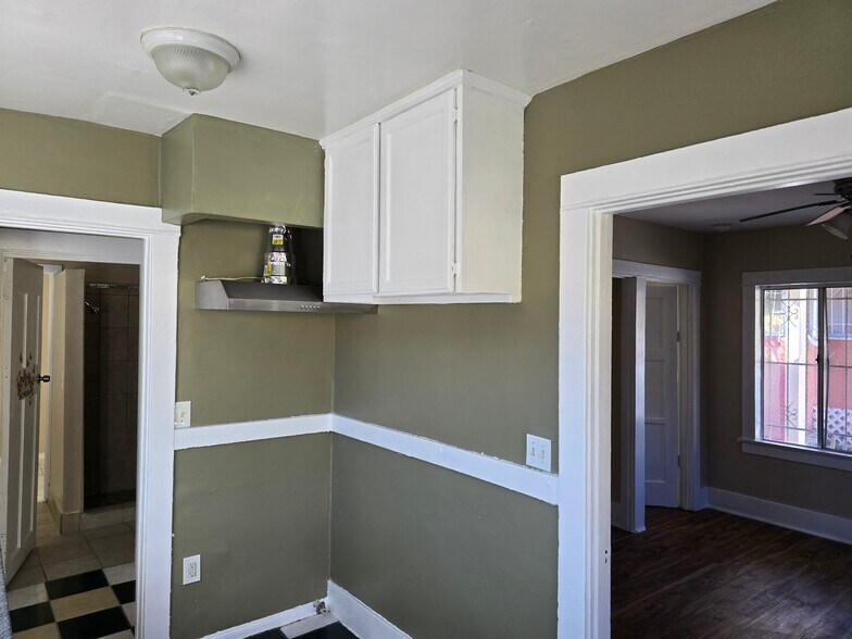 Building Photo - 336 W 41st St