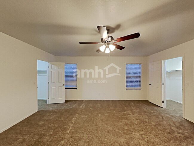 Building Photo - 2862 E Augusta Ave