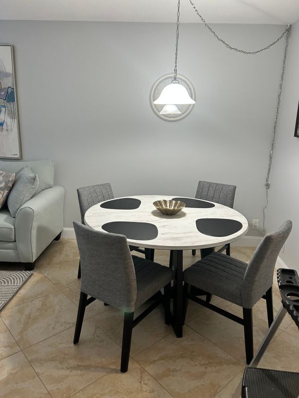 Building Photo - 2300 NE 1st Ln