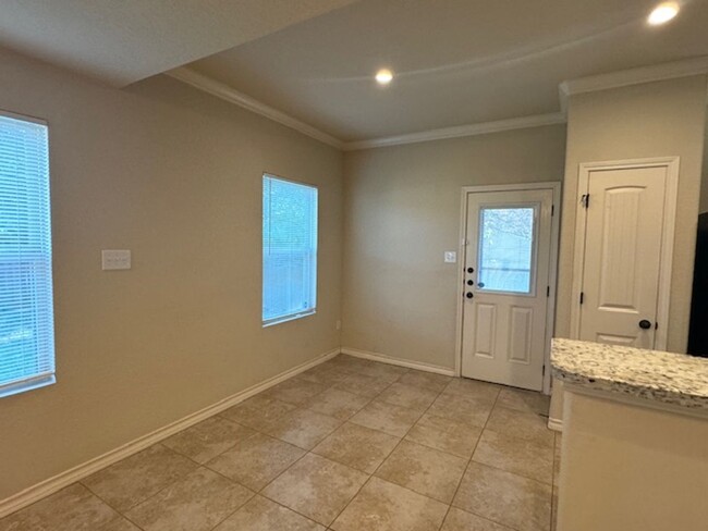 Building Photo - Super Nice! This Lovely 3 Bedroom 2 Bath T...