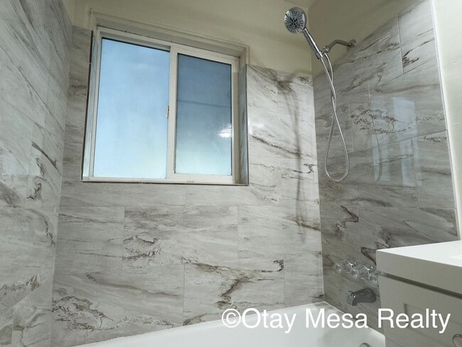 Building Photo - Charming 2-Bedroom Home with Expansive Outdoor Space