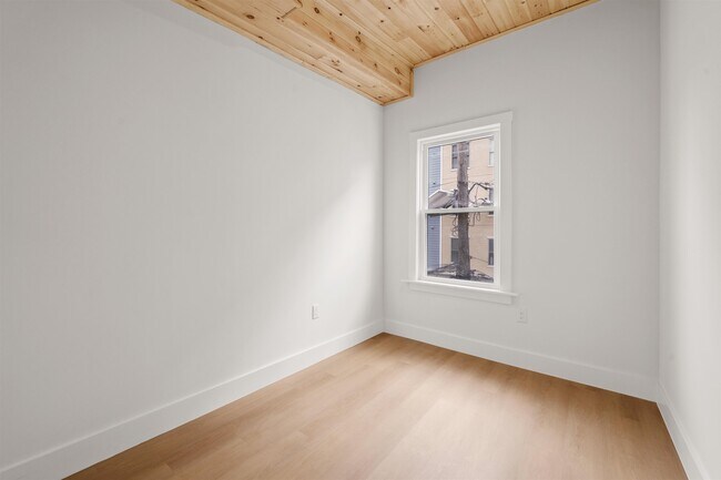 Building Photo - 14 Westervelt Pl