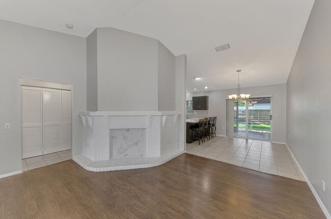 Building Photo - STUNNING 3 BEDROOM, 2 BATHROOM, 2 CAR GARAGE HOME LOCATED IN THE HIGHLY SOUGHT AFTER BRIARWOOD CO...