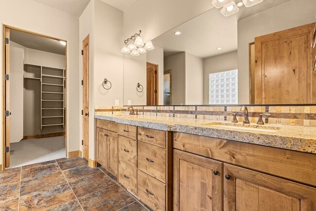 Building Photo - 3052 Snow Canyon Pkwy